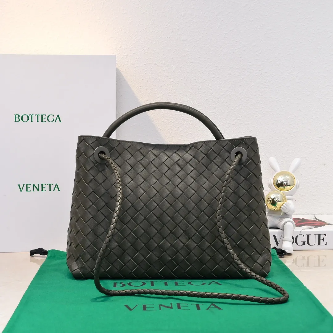 The 2023 new Andiamo batch of 2260 BV has been shipped‼ ️Really popular🔥The new Andiamo woven handbag launched by Bottega Veneta this season is really popular all over the world! ! Celebrities at home and abroad have worn it, and Oscar-winning actress Michelle Yeoh has taken it out on the street. Song Jia, Trai Yara, Yu Feihong, Sanji Ayaka, Rosie Hunting-Whiteley, Yoshioka Riho, etc. have all picked up this bag. It is classic and versatile, showing off its temperament, and the bag capacity is also large, which is very convenient for daily commuting! ! A variety of carrying methods, the shoulder straps can be adjusted by yourself, the original lambskin feels soft and delicate, and the unisex style breaks gender boundaries and brings a more practical and longer-lasting use experience. Andiamo, which has both elegant and casual styles, perfectly interprets the true appearance of "fashionable old money style". Style number: 8463 Size: 32*24*12